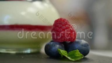 自制酸奶与<strong>蓝</strong>莓在玻璃罐。 布置精美的浆果装饰甜点，关闭。